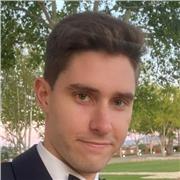 Soy un profesor de inglés que imparte clases particulares a niños de todas las edades. Además, puedo ayudar en otras materias